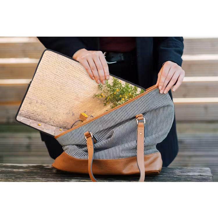 Fiets - Mand - Eten - Geel - Zomer laptophoes neopreen klein -tas