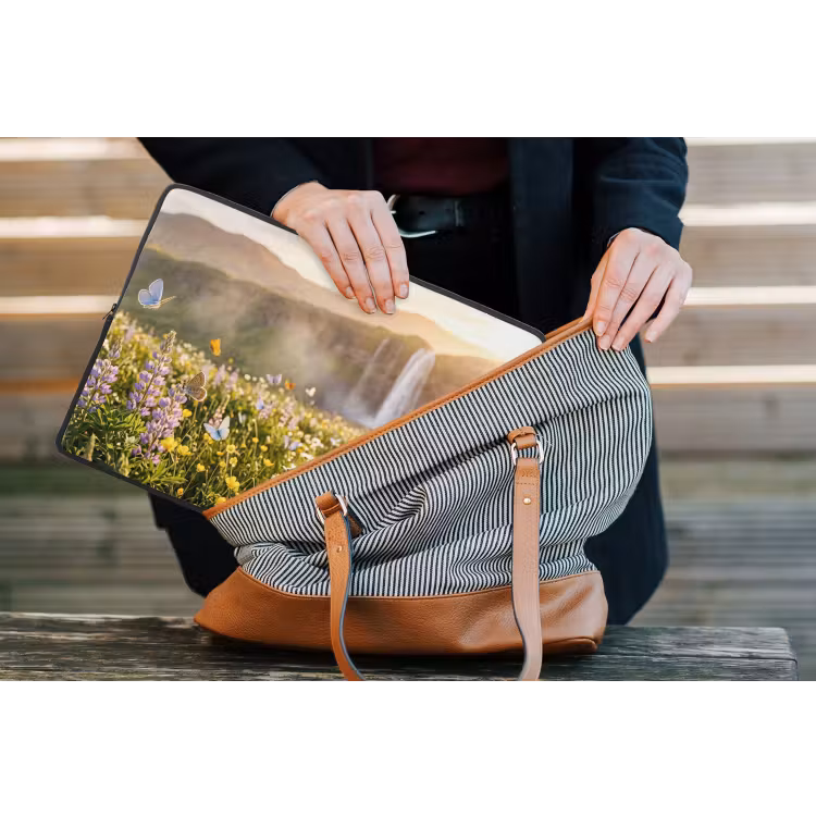 Vlinders - Waterval - Bloemenveld laptophoes neopreen klein -tas