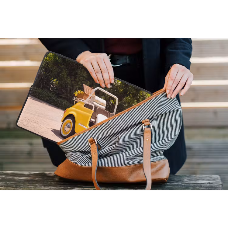 Auto - Picknick - Zomer - Geel laptophoes neopreen klein -tas