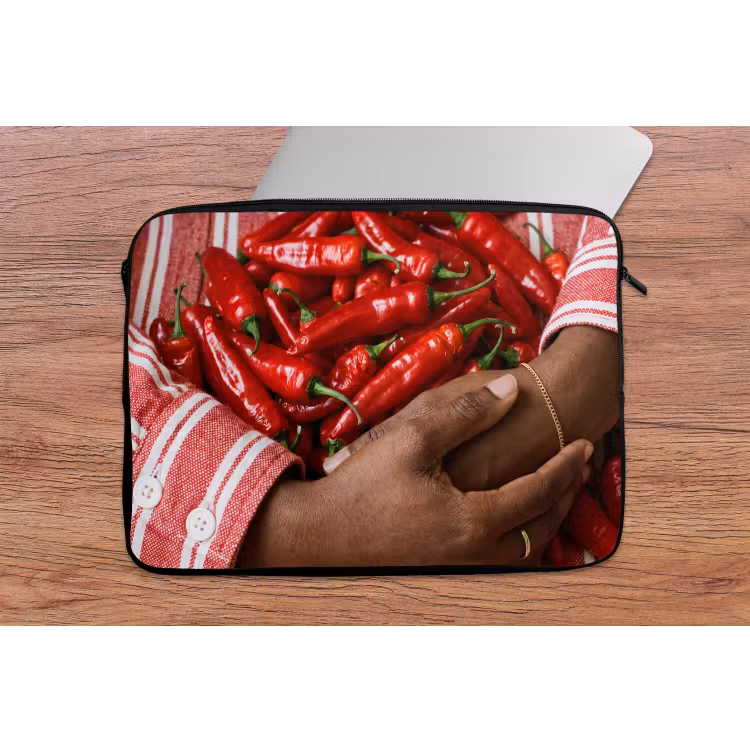 Laptop Sleeve - Chili Peppers - Red - Hands - Chilipepers - Rood - Handen laptophoes neopreen klein