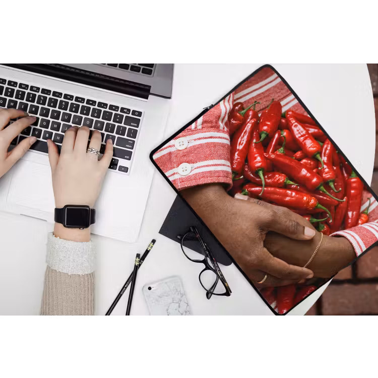 Laptop Sleeve - Chili Peppers - Red - Hands - Chilipepers - Rood - Handen laptophoes neopreen klein