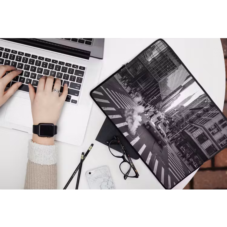 Stad - Straat - Gebouwen - Verkeer - Zwart-wit laptophoes neopreen klein -bureau