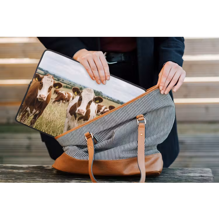 Koeien - Portret - Weide - Boerderij - Nieuwsgierig laptophoes neopreen klein -tas