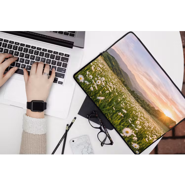 Madelief - Veld - Heuvels - Groen laptophoes neopreen klein -bureau