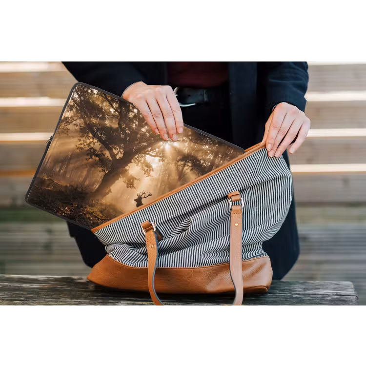 Hert - Bos - Mistig - Natuur - Goud laptophoes neopreen klein -tas