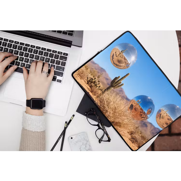 Laptop Sleeve - Desert - Mirror Ball - Art - Woestijn - Spiegelbal - Kunst laptophoes neopreen klein