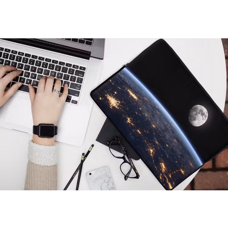 Laptop Sleeve - Earth - Night - Space - Aarde - Nacht - Ruimte laptophoes neopreen klein