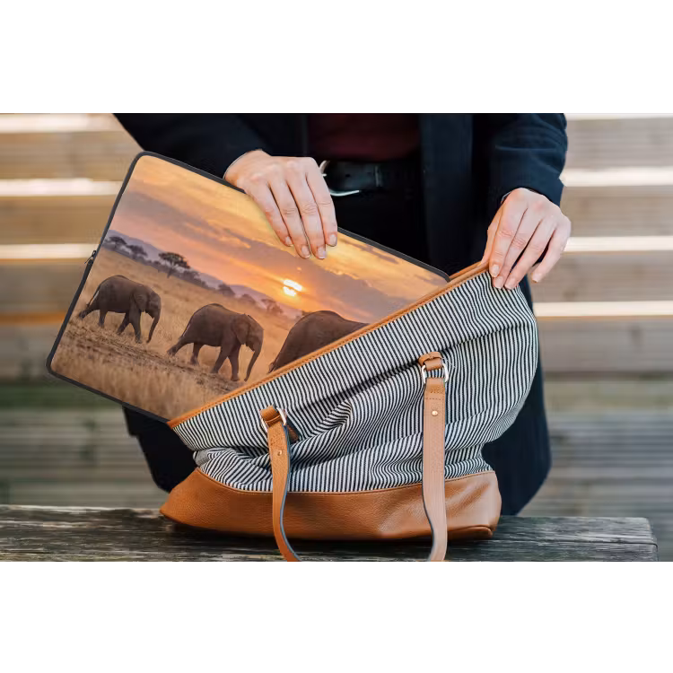 Olifanten - Savanne - Zonsondergang - Afrika - Warm laptophoes neopreen klein -tas