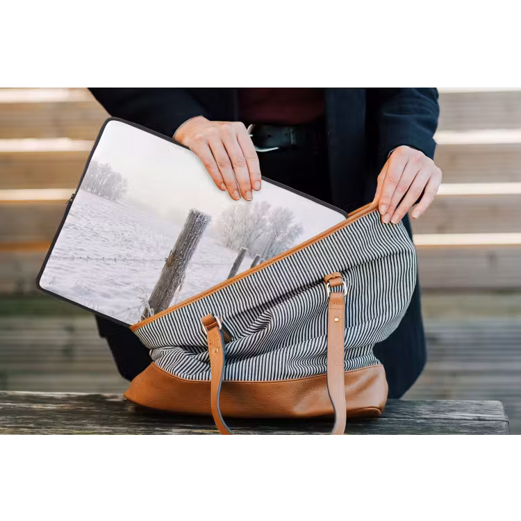 Hek - Sneeuw - Mist - Platteland - Nostalgisch laptophoes neopreen klein -tas