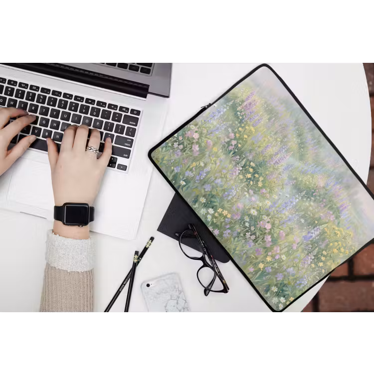 Bloemenveld - Heuvels - Kleurrijk laptophoes neopreen klein -bureau
