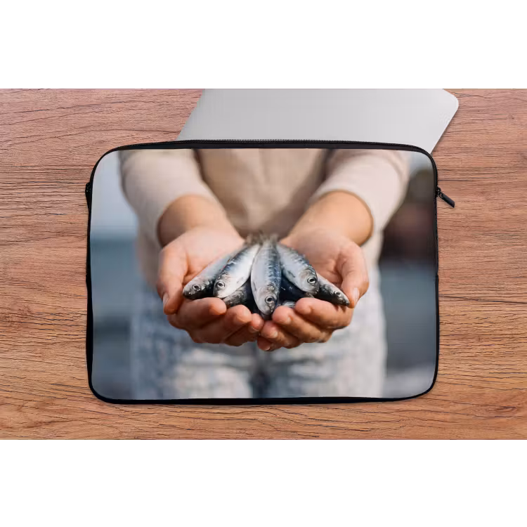 Laptop Sleeve - Fish - Hands - Nature - Vis - Handen - Natuur laptophoes neopreen klein