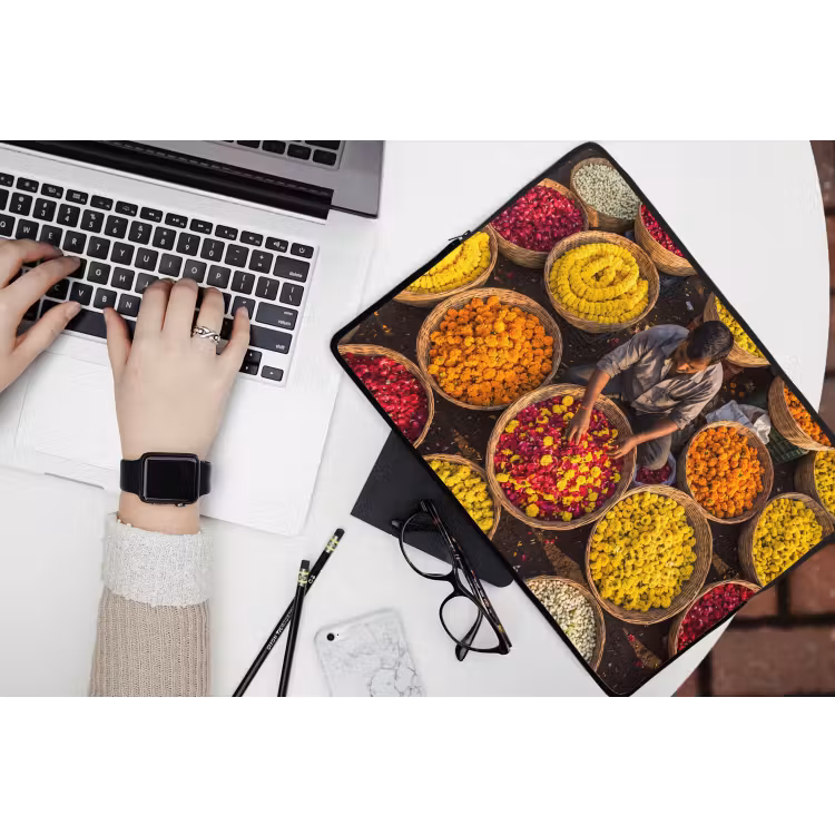Laptop Sleeve - Flowers - Market - Colorful - Bloemen - Markt - Kleurrijk laptophoes neopreen klein