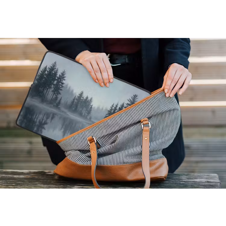 Bos - Meer - Mist - Natuur - Grijs laptophoes neopreen klein -tas