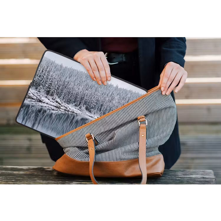 Bos - Reflectie - Meer - Winter - Serene laptophoes neopreen klein -tas