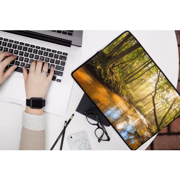 Bos - Beek - Zonlicht - Natuur - Groen laptophoes neopreen klein -bureau