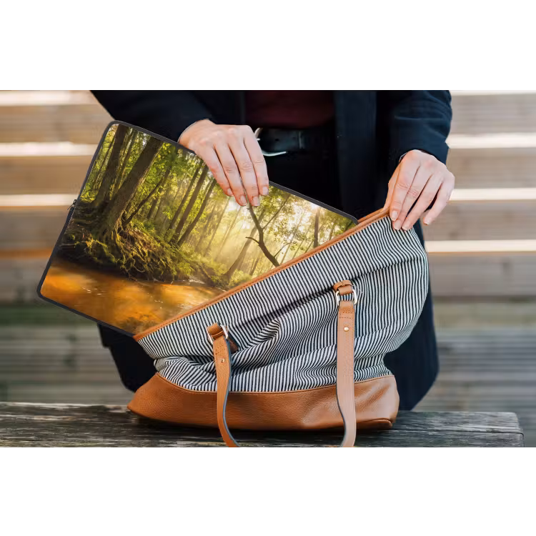 Bos - Beek - Zonlicht - Natuur - Groen laptophoes neopreen klein -tas