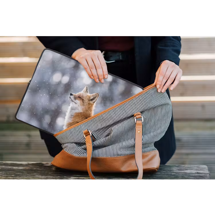 Vos - Sneeuwval - Portret - Winter - Sfeervol laptophoes neopreen klein -tas