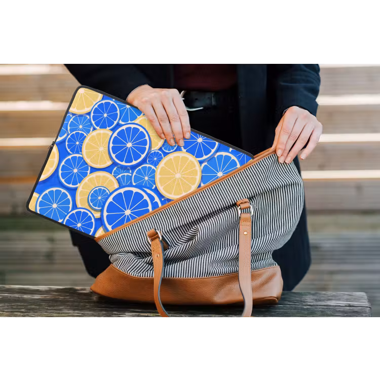 Fruit - Schijven - Patroon - Modern - Blauw - Geel laptophoes neopreen klein -tas
