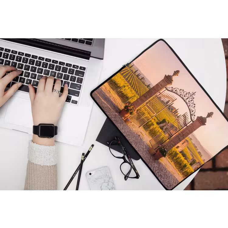 Poort - Landschap - Platteland - Zonlicht - Warm laptophoes neopreen klein -bureau