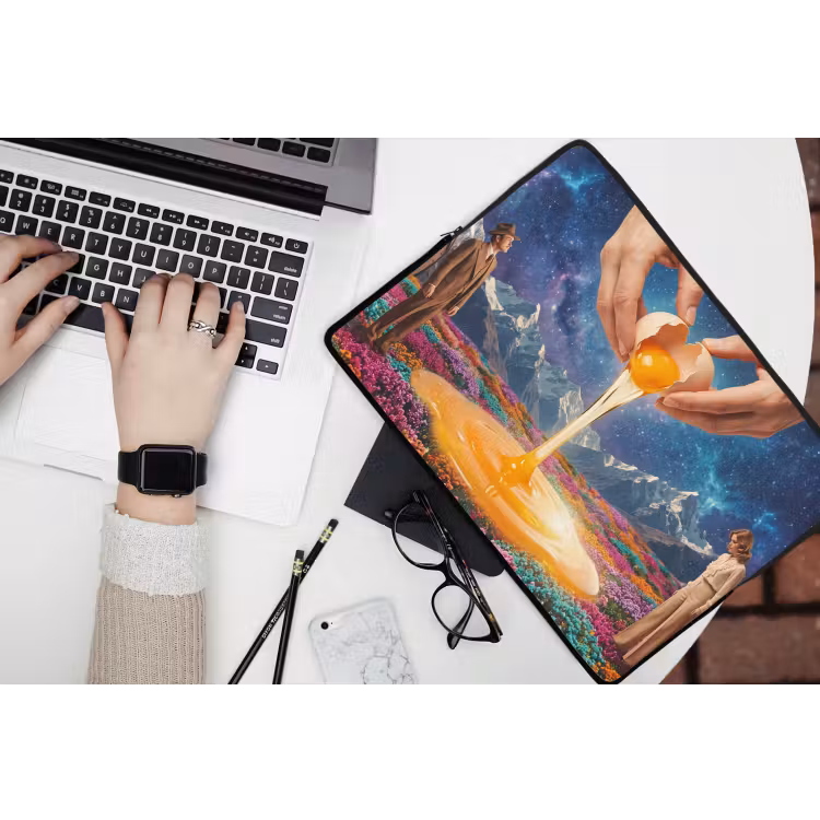 Laptop Sleeve - Hands - Egg - Surrealism - Handen - Ei - Surrealisme laptophoes neopreen klein