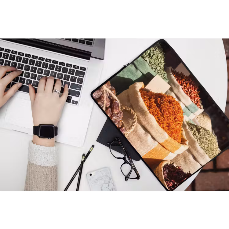 Laptop Sleeve - Herbs - Market - Colorful - Kruiden - Markt - Kleurrijk laptophoes neopreen klein