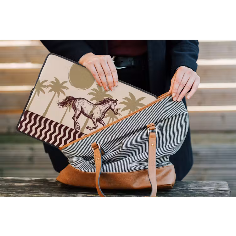 Paard - Galopperend - Woestijn - Illustratie laptophoes neopreen klein -tas