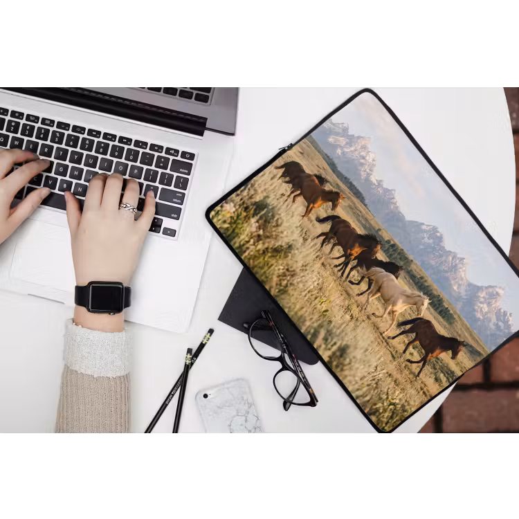Paarden - Kudde - Bergen - Vrijheid - Wild laptophoes neopreen klein -bureau