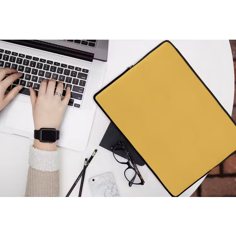 Joyful - Mustard - Geel laptophoes neopreen klein 279 -bureau