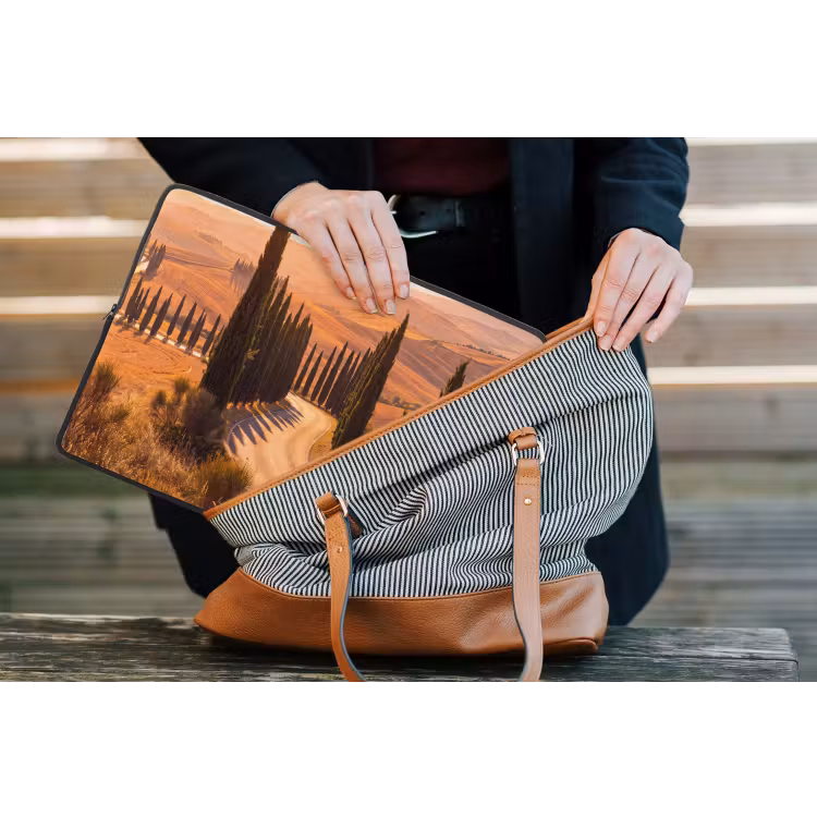 Landschap - Weg - Bomen - Natuur - Goud laptophoes neopreen klein -tas