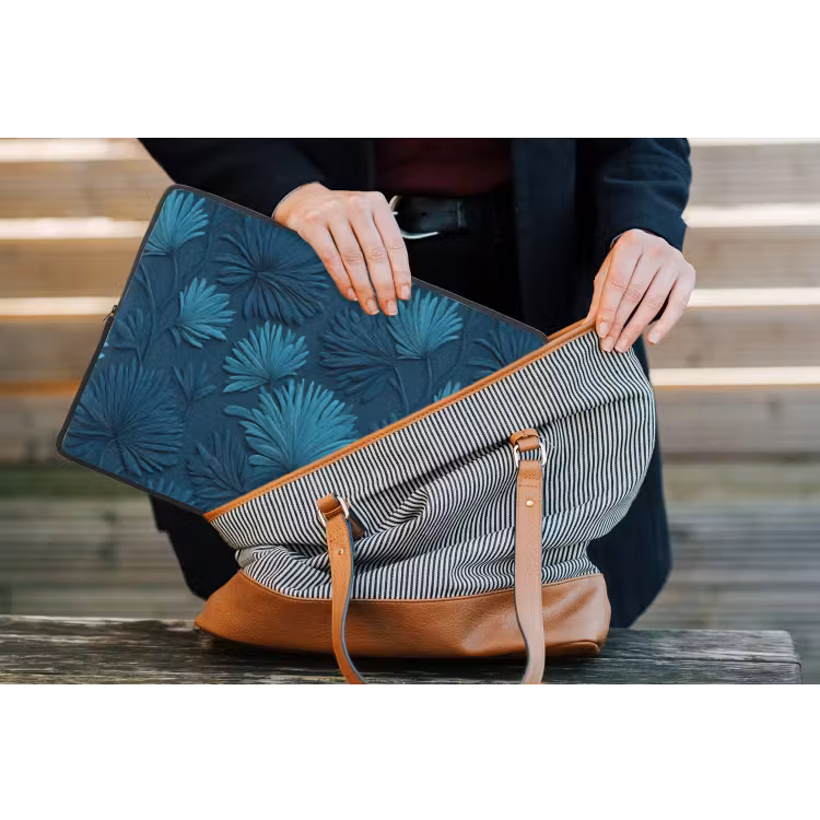 Bladeren - Reliëf - Patroon - Oceaanblauw - Modern laptophoes neopreen klein 279 -tas