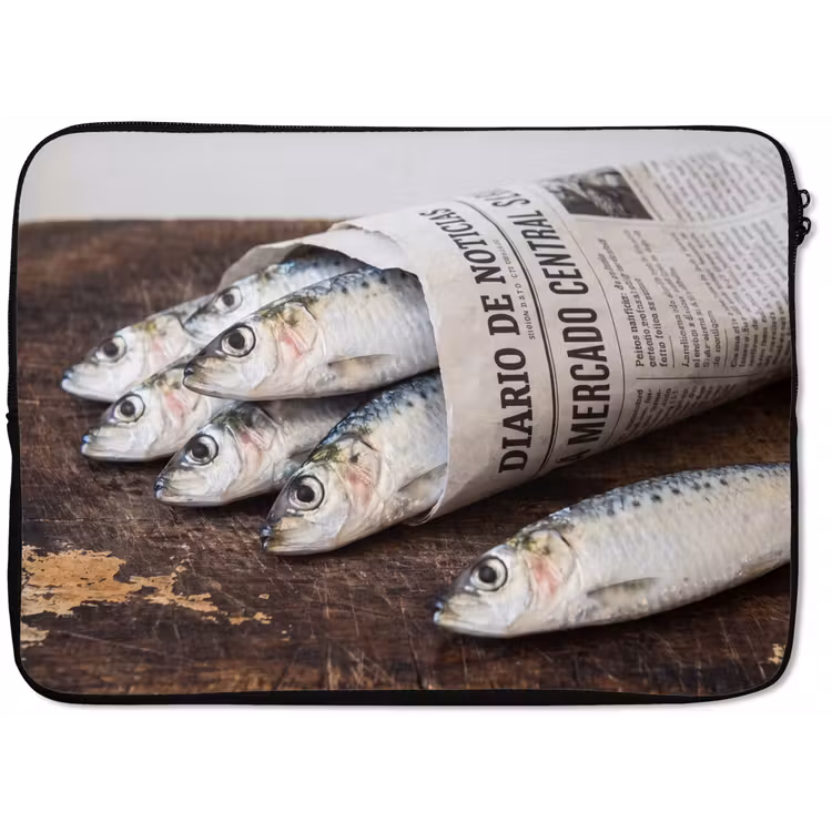 Laptop Sleeve - Little Sardine - newspaper - cutting board - Sardientje - krant - snijplank laptophoes neopreen klein