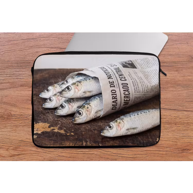 Laptop Sleeve - Little Sardine - newspaper - cutting board - Sardientje - krant - snijplank laptophoes neopreen klein