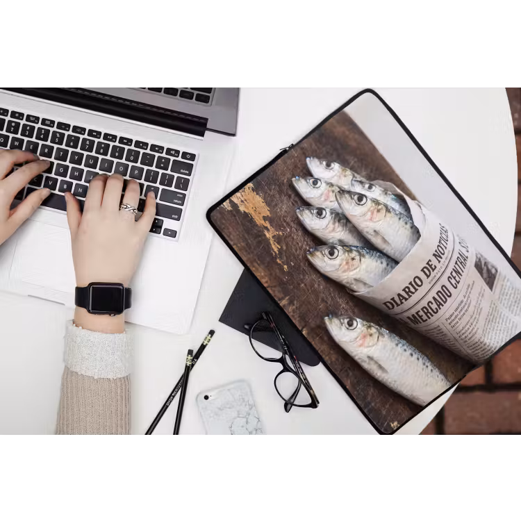 Laptop Sleeve - Little Sardine - newspaper - cutting board - Sardientje - krant - snijplank laptophoes neopreen klein