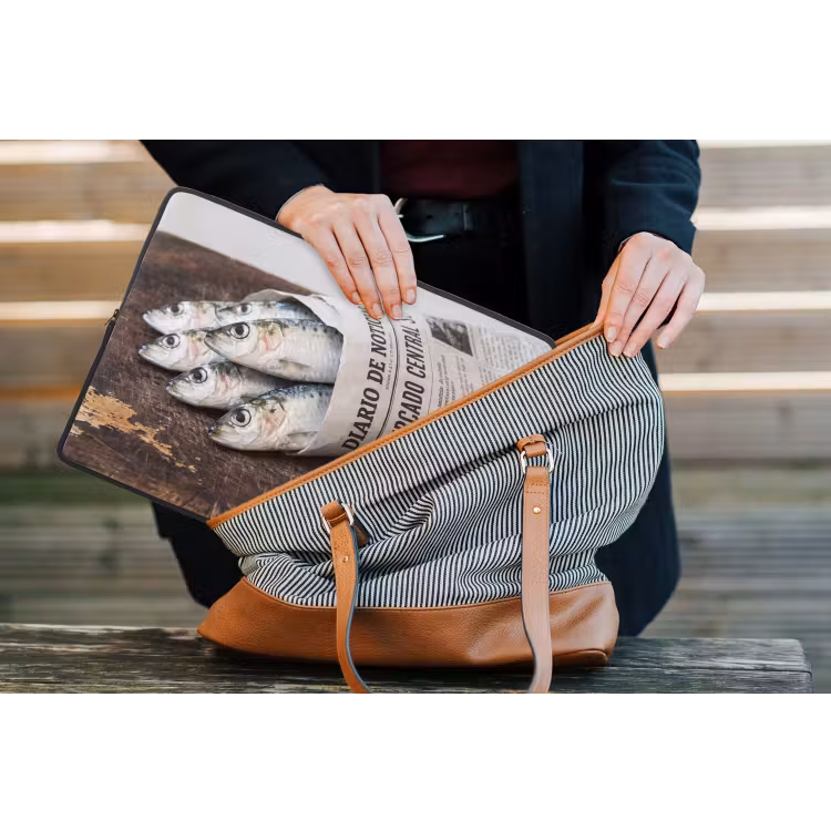 Laptop Sleeve - Little Sardine - newspaper - cutting board - Sardientje - krant - snijplank laptophoes neopreen klein
