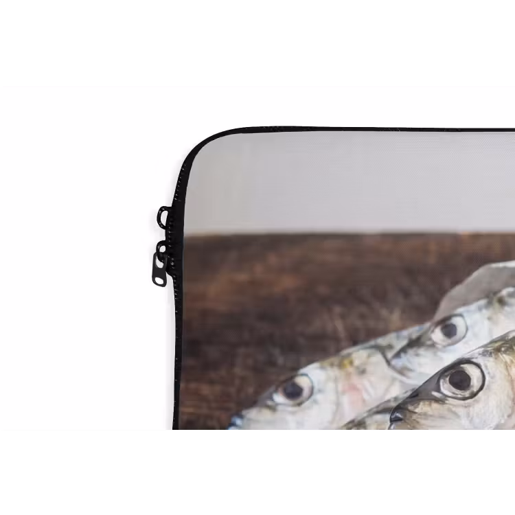 Laptop Sleeve - Little Sardine - newspaper - cutting board - Sardientje - krant - snijplank laptophoes neopreen klein