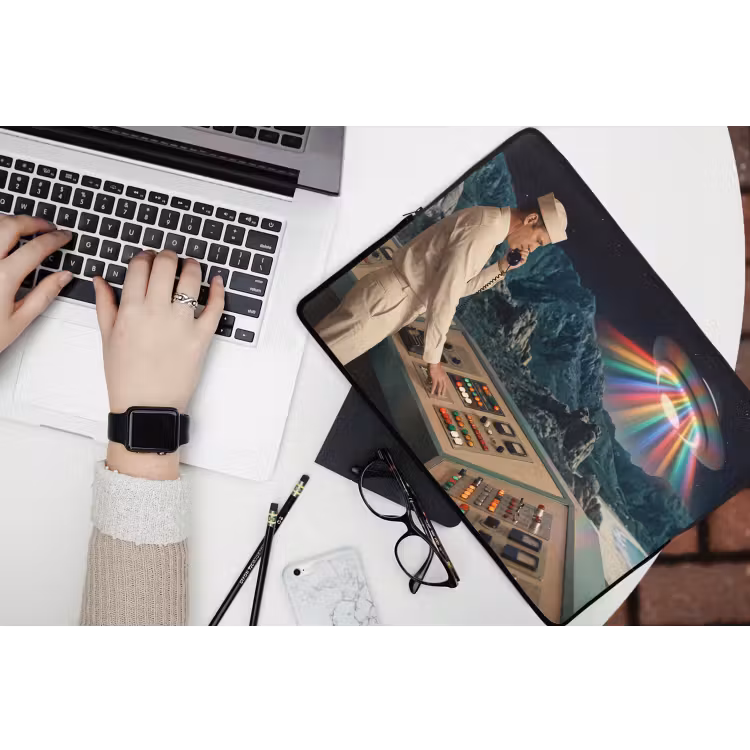 Laptop Sleeve - Man - Control Room - Beach - Man - Controlekamer - Strand laptophoes neopreen klein