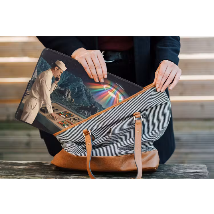 Laptop Sleeve - Man - Control Room - Beach - Man - Controlekamer - Strand laptophoes neopreen klein