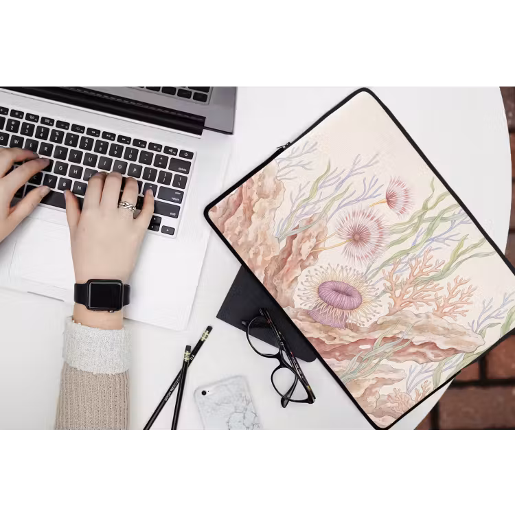 Zeeleven - Koraal - Onderwater - Illustratie - Kleurrijk laptophoes neopreen klein -bureau