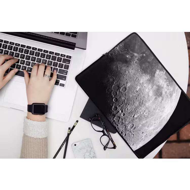 Laptop Sleeve - Moon - Craters - Space - Maan - Kraters - Ruimte laptophoes neopreen klein