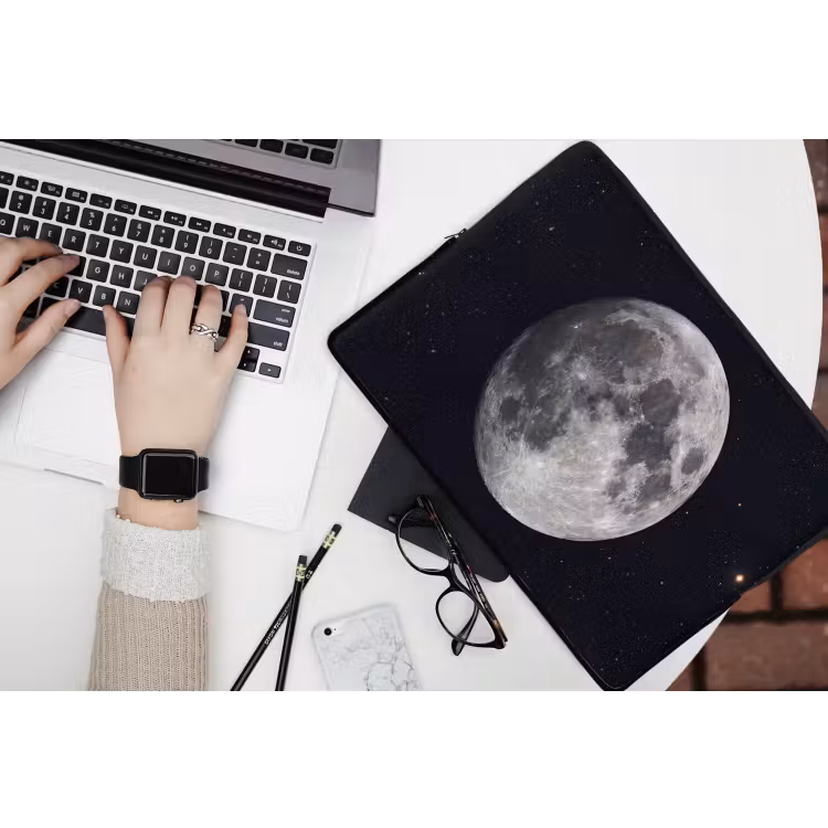 Laptop Sleeve - Moon - Stars - Space - Maan - Sterren - Ruimte laptophoes neopreen klein