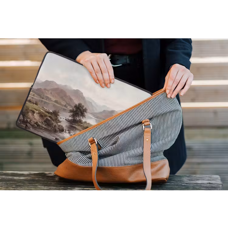 Berglandschap - Meer - Bergen - Vallei - Klassiek laptophoes neopreen klein -tas