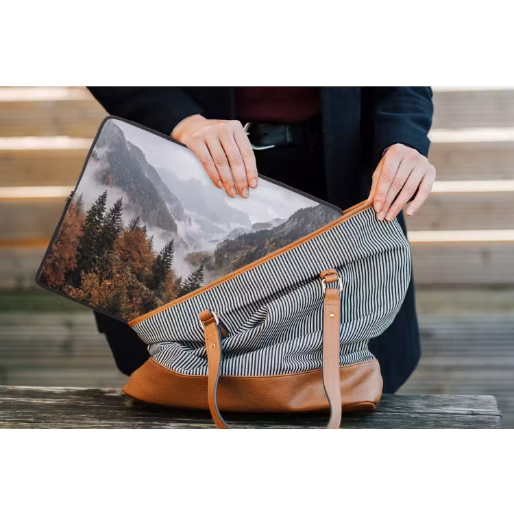 Bergen - Vallei - Mist - Herfst - Natuur laptophoes neopreen klein -tas