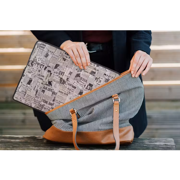 Krant - Gescheurd - Textuur - Abstract - Zwart-wit laptophoes neopreen klein -tas