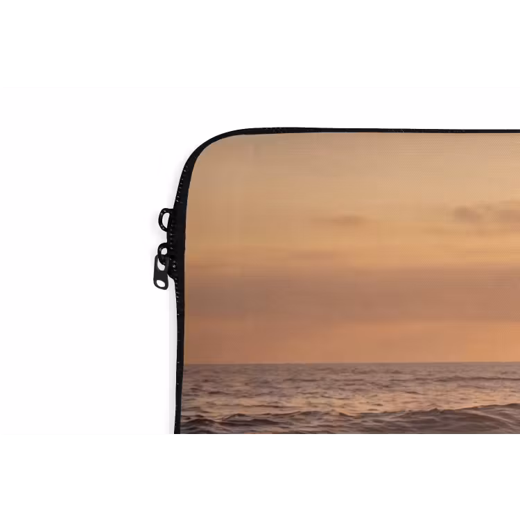 Mensen - Oceaan - Zonsondergang - Kust - Goud laptophoes neopreen klein -detail