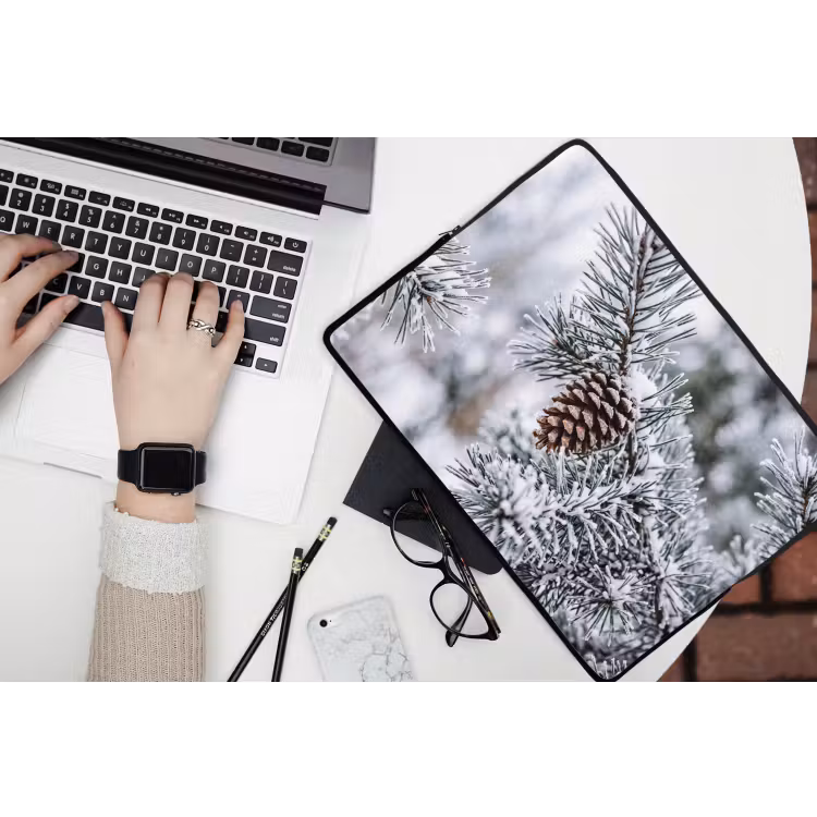 Dennenappel - Tak - Sneeuw - Winter - Sfeervol laptophoes neopreen klein -bureau
