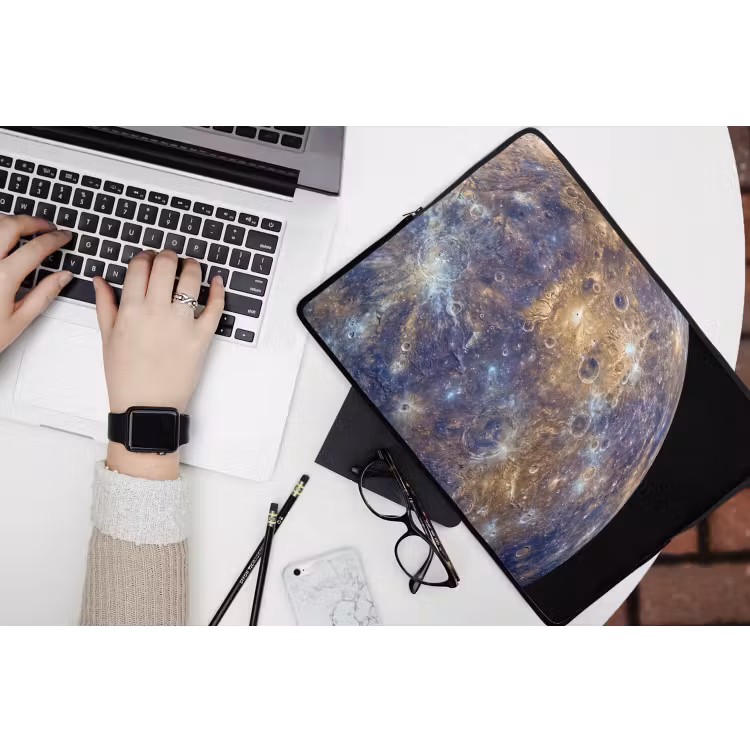 Laptop Sleeve - Planet - Craters - Space - Planeet - Kraters - Ruimte laptophoes neopreen klein