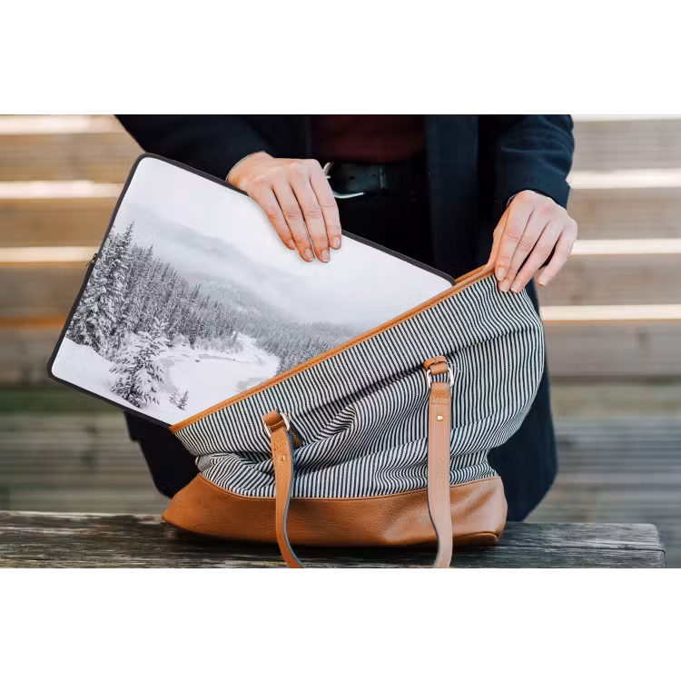 Rivier - Bevroren - Landschap - Winter laptophoes neopreen klein -tas