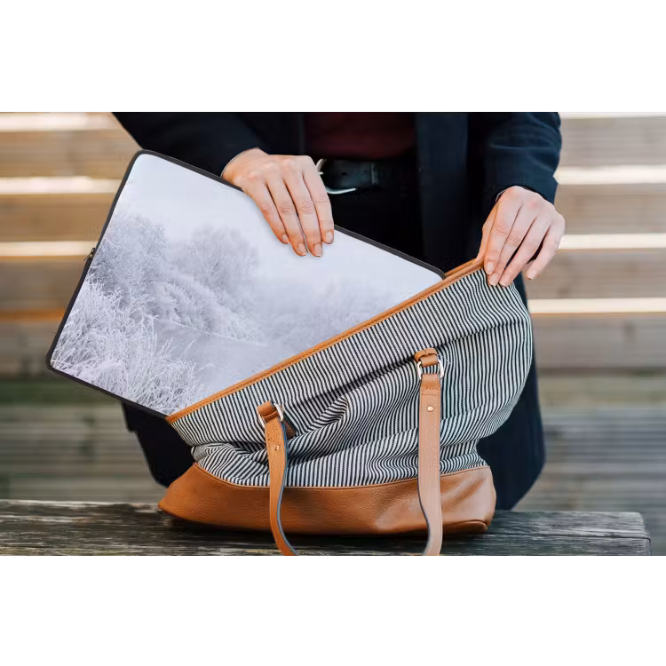 Rivier - Sneeuw - Bos - Winter - Schilderachtig laptophoes neopreen klein -tas