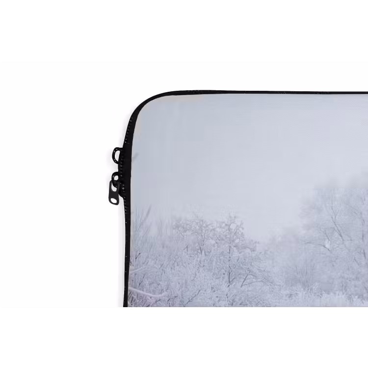 Rivier - Sneeuw - Bos - Winter - Schilderachtig laptophoes neopreen klein -detail