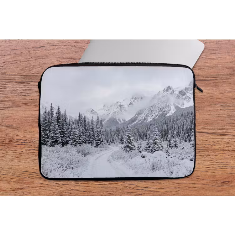 Weg - Bergen - Sneeuw - Naaldbos - Avontuurlijk laptophoes neopreen klein -tafel